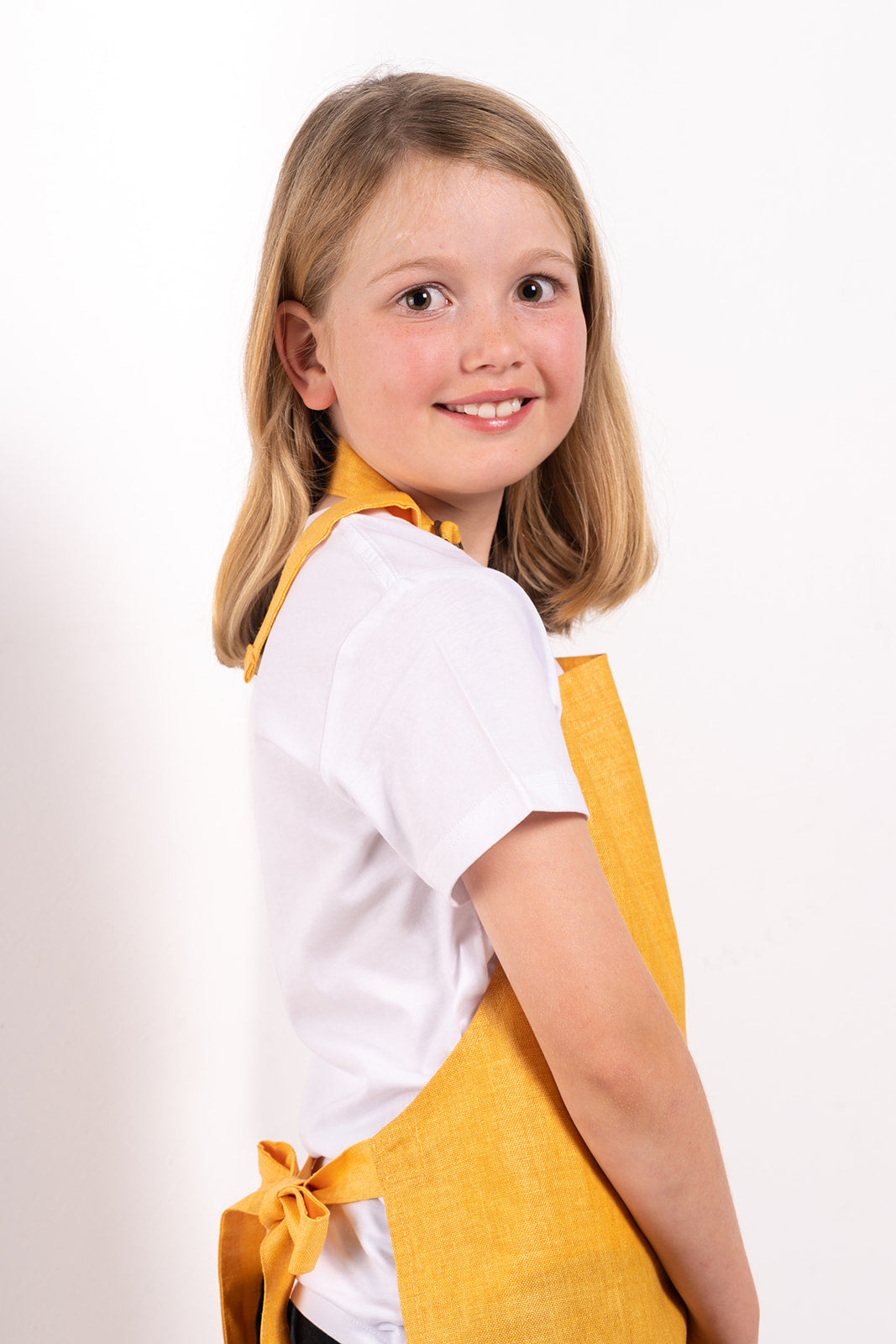 KIDS MINNIE CLEMENTINE APRON, YOLK, COTTON LINEN FABRIC, SIDE